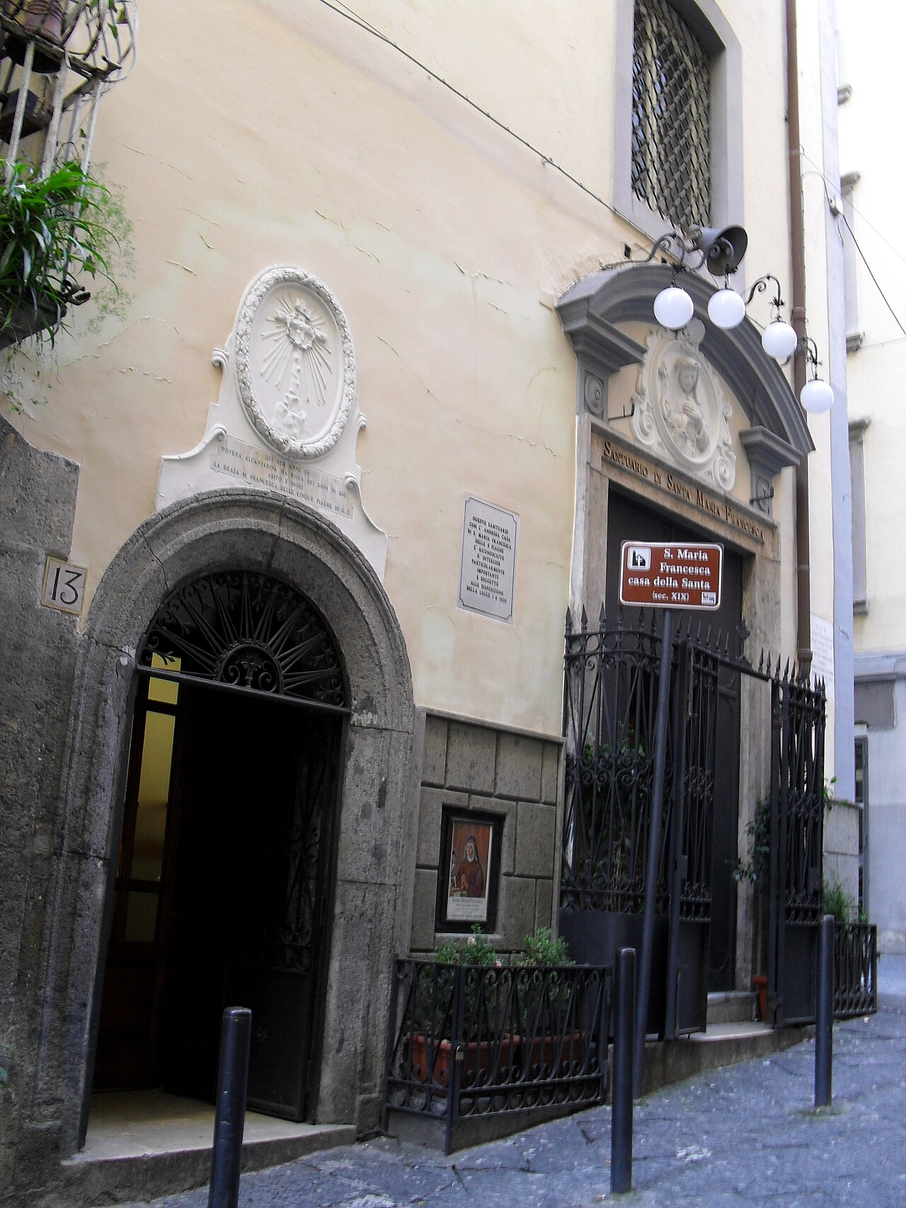 Chiesa di Santa Maria Francesca delle Cinque Piaghe a Napoli
