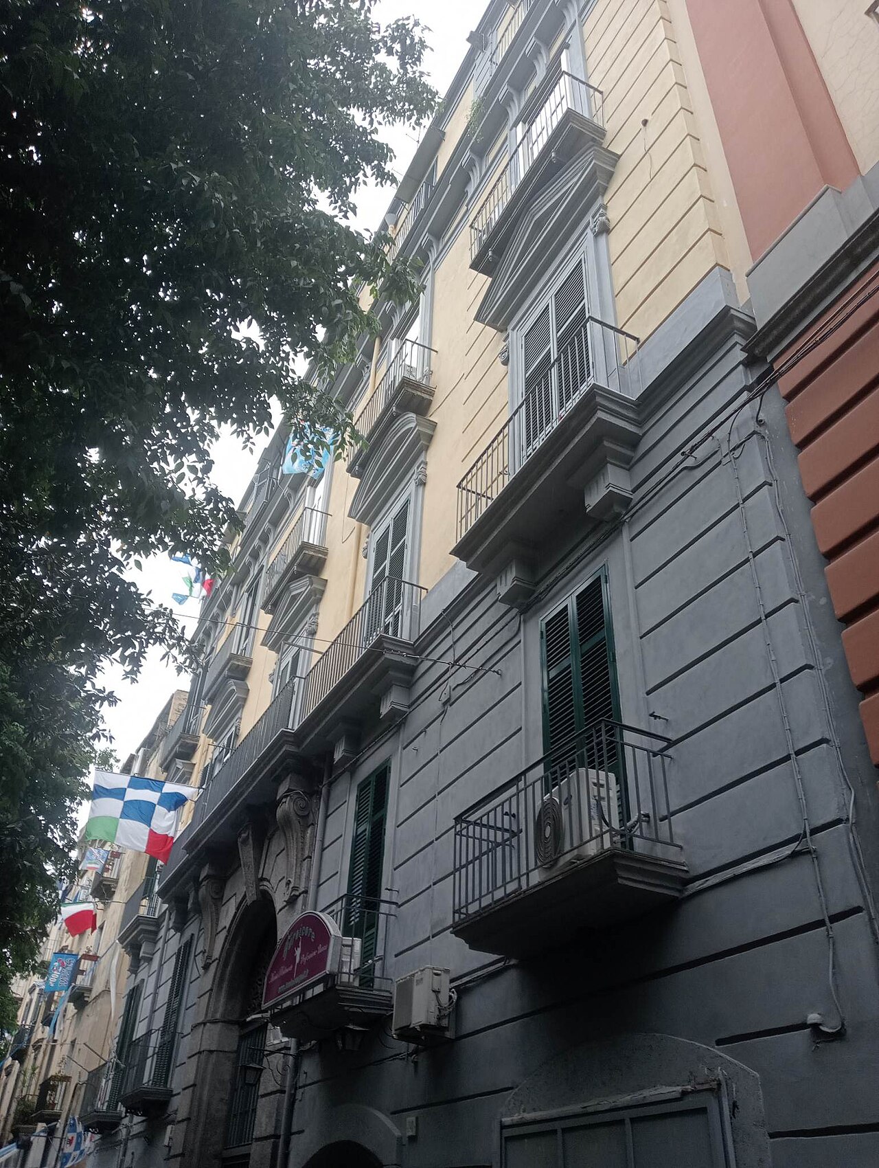 Palazzo in via Foria 242