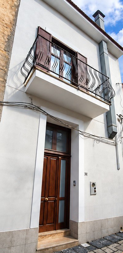 Facciata di Vicolo Corner Home in via Gesù e Maria a Baiano, con balcone e portone in legno