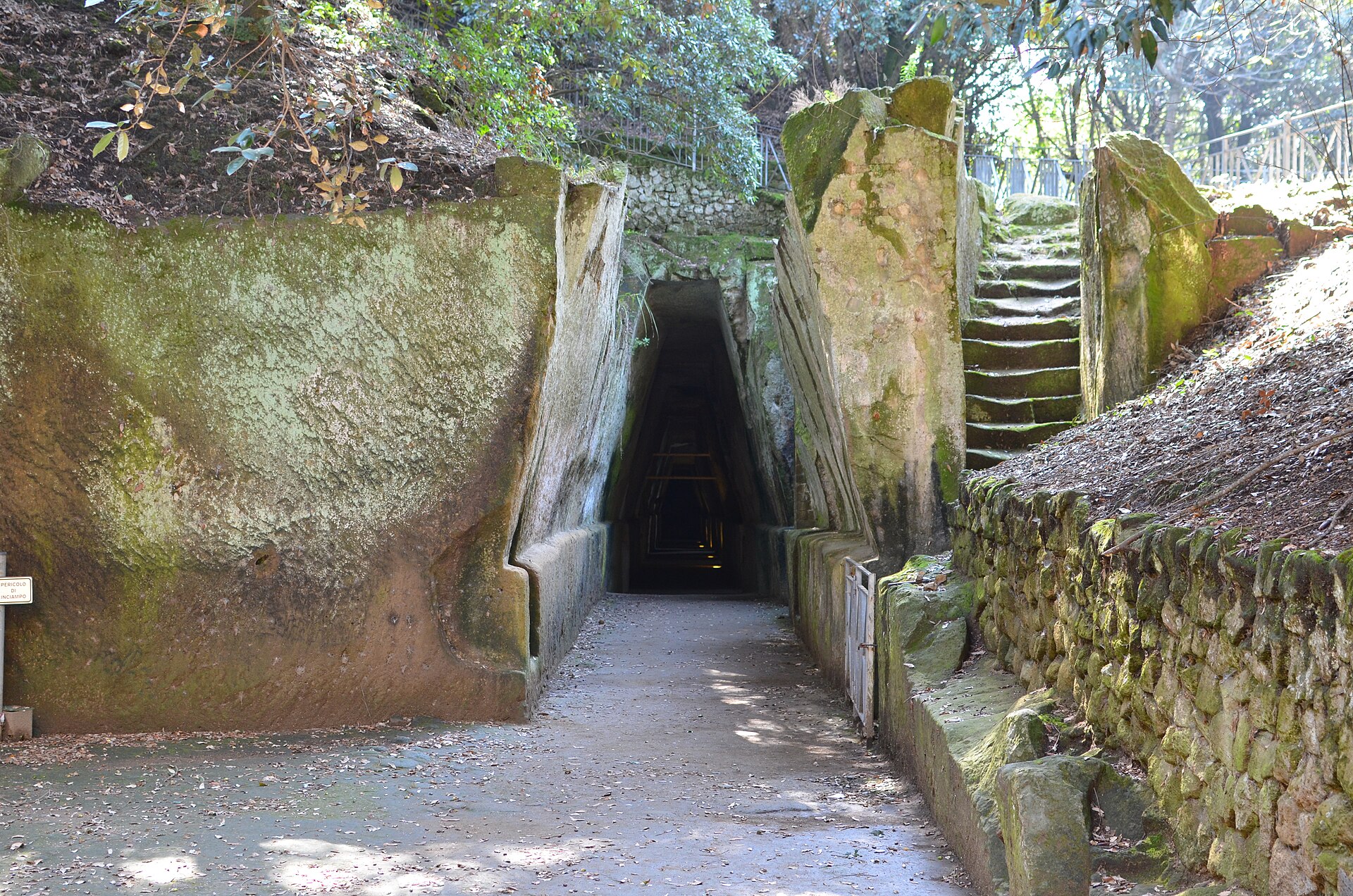 L’ingresso dell’Antro della Sibilla nel Parco archeologico di Cuma