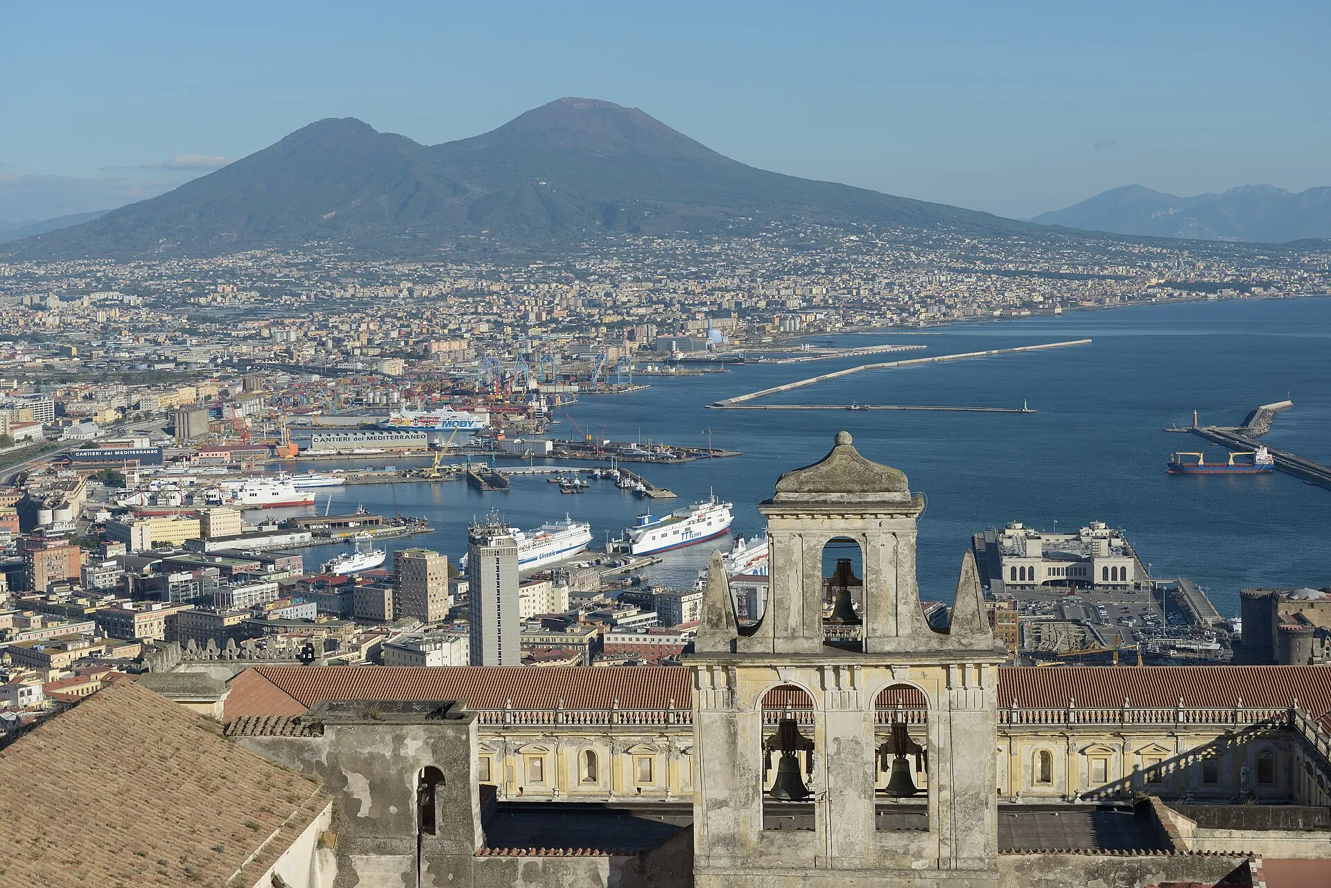 Napoli a piedi: decumani, presepi e cibo di strada